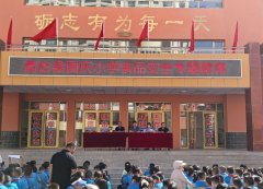 <b>工做人员还向师生们发放了食物平安宣册和材料</b>